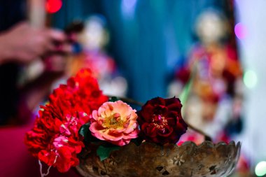 İbadet Çiçekleri. Evim Pooja. Hindu Ayinleri ve Törenleri