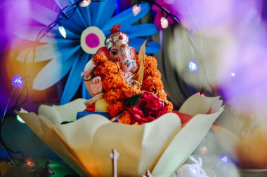 Güzel Çiçekler ve Işıklar 'daki Ganpati. Tanrı Ganesha. Ganesh Chaturthi. Ganesh Festivali. Ev Heykeli