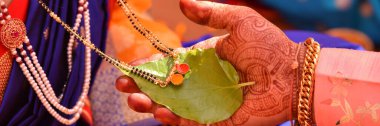 Karizma Albüm Sayfaları için Mangalsutra ve Bettel Yaprağı Geleneksel Hindu Arkaplanı. Geçmişi ve duvar kağıdı. Ayinler ve Törenler