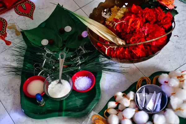 Mahalaxmi Pooja için elementler. Hinduizm elementlere ve dekorasyonlara tapar. Çiçekler.. 