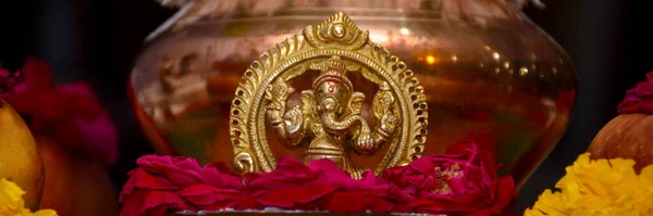 Ganesha Oro Flores Rojas Traditional Hindu Backgrounds Karizma Album Pages — Foto de Stock