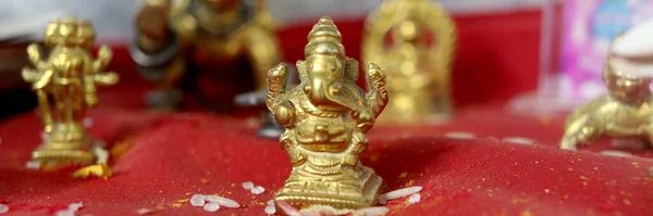 Altın rengi Ganesha. Karizma Albüm Sayfaları için Geleneksel Hindu Arkaplanı. Geçmişi ve duvar kağıdı. Ayinler ve Törenler