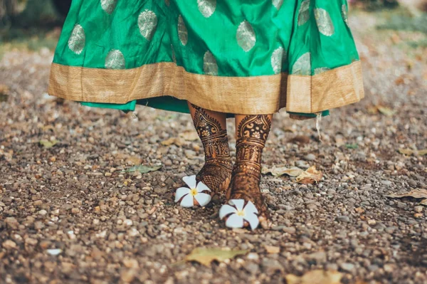 Legs ve Plumeria Flowers 'daki Mehendi. Hint Gelini Kına Sanatı Evlilik için.