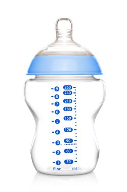 Biberon süt için. Beyaz arka plan üzerinde izole