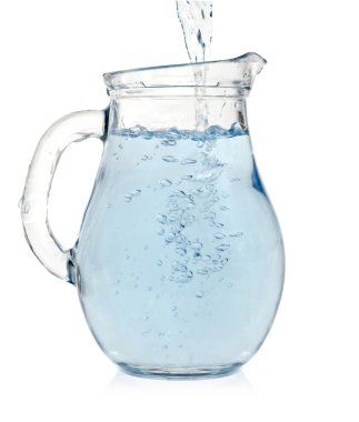 Su bir sürahi içine dökme