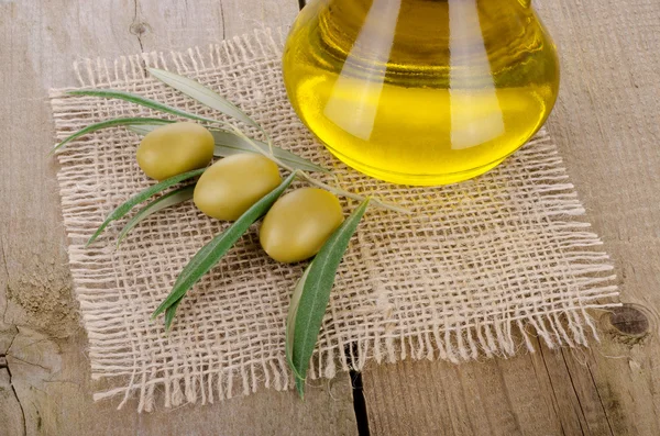 Oliwy z oliwek na drewnianym stołem — Zdjęcie stockowe