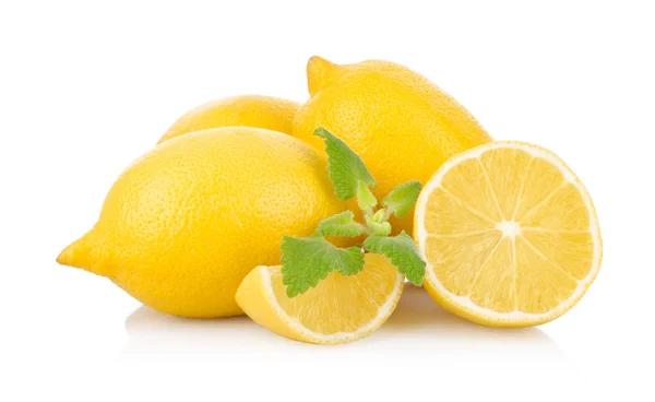 Limões frescos sobre um fundo branco — Fotografia de Stock