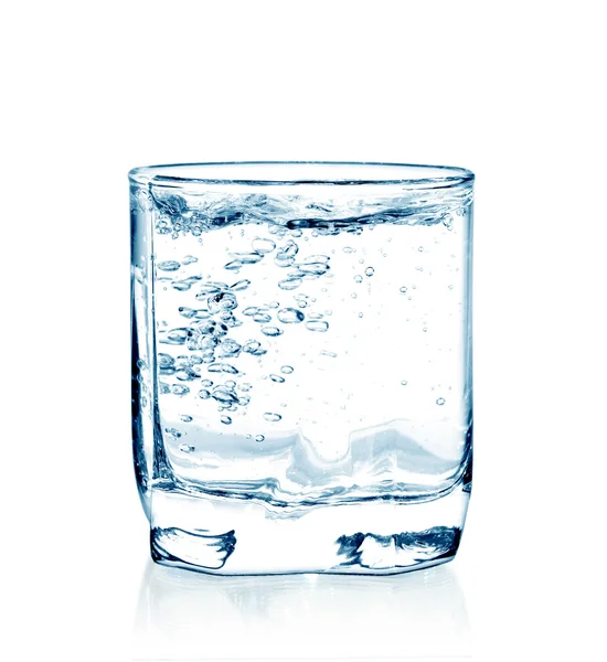 Wasser strömt in einen Krug — Stockfoto