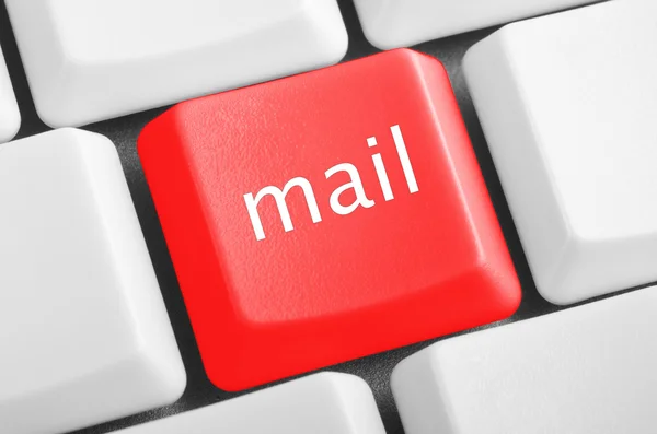 Klavye bilgisayar kırmızı düğmesi e-posta. — Stok fotoğraf