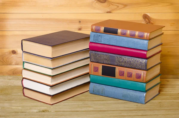 Livros antigos vintage na mesa de madeira — Fotografia de Stock