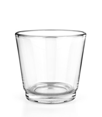 Boş bardak beyaz arkaplanda izole edildi