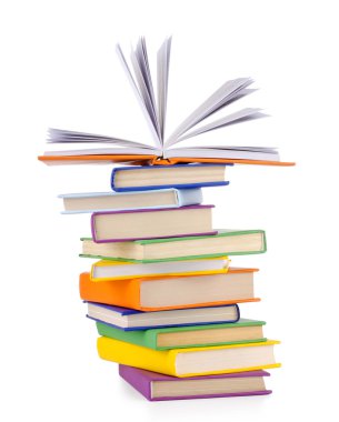 Beyaz bir arka plan üzerinde kitap yığını ile kompozisyon.