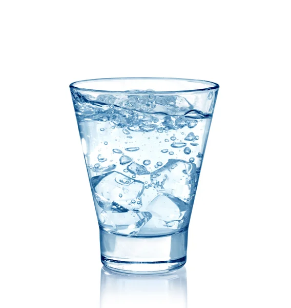 Glas reines Wasser mit Eiswürfeln isoliert auf weißem Hintergrund. — Stockfoto