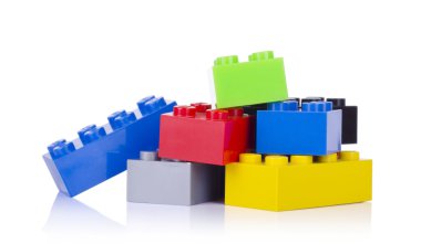 Plastik yapı blokları beyaz arkaplanda izole edildi