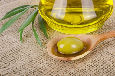 ahşap bir masa üzerine zeytin yağı