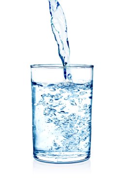 berrak su beyaz arka plan üzerinde izole bir cam bardağa dökülür varlık