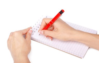 Beyaz bir arka plan üzerinde izole bir defter kadın eli kalem ile yazıyor.