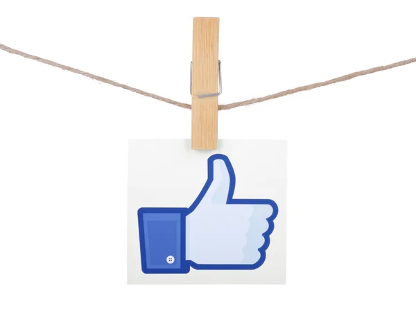 Facebook media sosial populer, tergantung pada tali jemuran yang diisolasi pada latar belakang putih . — Stok Foto
