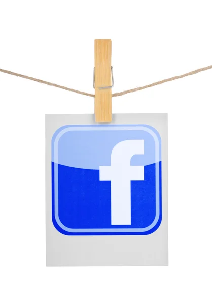 : populäre soziale Medien Facebook, Twitter hängen an der Wäscheleine isoliert auf weißem Hintergrund. — Stockfoto