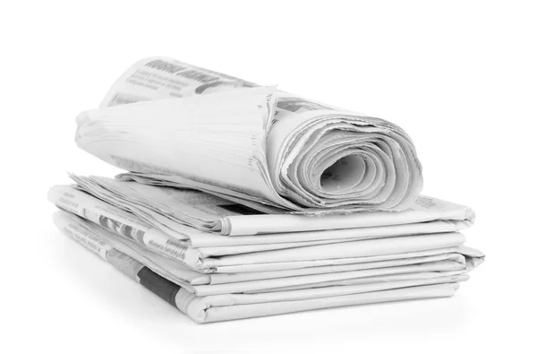 Kranten stapelen geïsoleerd op witte achtergrond. — Stockfoto