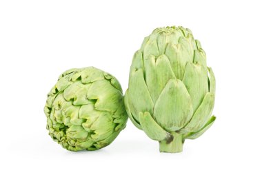 Beyaz arka plan üzerinde izole yeşil enginar.