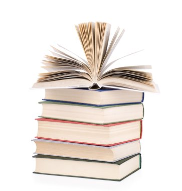 Beyaz arka plan üzerinde izole kitap yığını ile kompozisyon.