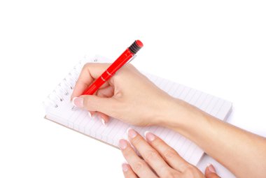 Beyaz bir arka plan üzerinde izole bir defter kadın eli kalem ile yazıyor.