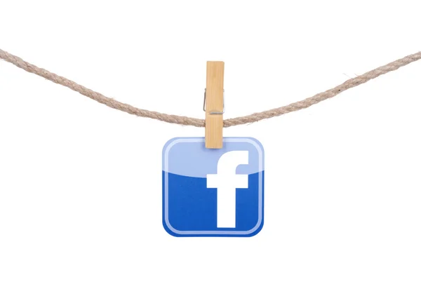 Populäre soziale Medien Facebook, Twitter hängen an der Wäscheleine isoliert auf weißem Hintergrund. — Stockfoto