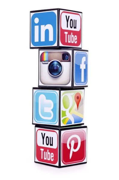 Würfel mit Logos der sozialen Medien: facebook, twitter, google plus, instagram, youtube, pinterest, linkedin auf weißem Hintergrund. — Stockfoto