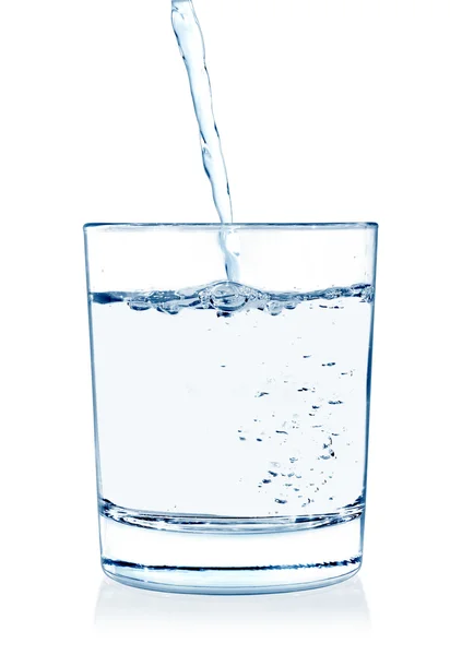 Helder water wordt gegoten in een glas beker geïsoleerd op witte achtergrond — Stockfoto