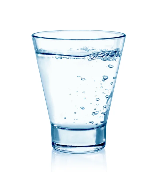 Glas water geïsoleerd op witte achtergrond. — Stockfoto