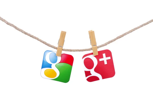 Médias sociaux populaires Google et Google plus accroché sur la corde à linge isolé sur fond blanc . — Photo