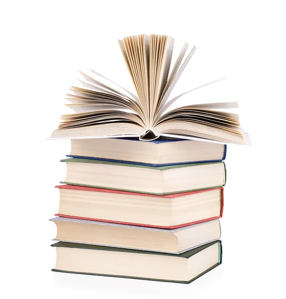 Beyaz arka plan üzerinde izole kitap yığını ile kompozisyon.