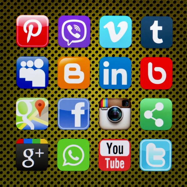Soziale Netzwerke, Facebook, Twitter, linkedin, youtube, pinterest, instagram, viber, tumblr, whatsapp, blogger und andere auf dem PC-Bildschirm. — Stockfoto