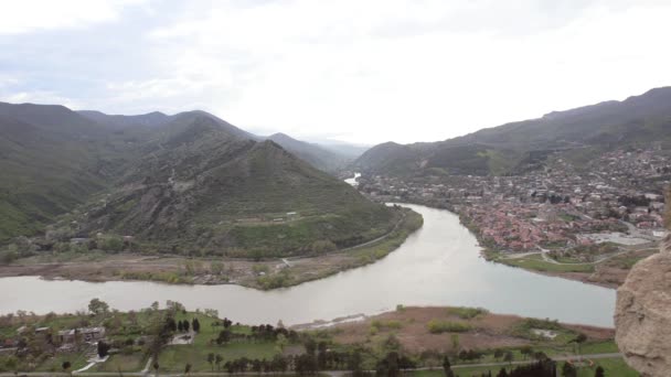 Soutok řek kura a Aragvi, Mtskheta. Výhled na klášter Jvari — Stock video