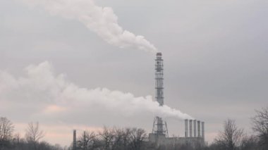 Şehrin arka planında ve akşam gökyüzünde duman yığınları. Ukrayna   