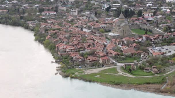 Svetitskhoveli Cathedral i Mtskheta, utsikten från klostret Jvari — Stockvideo