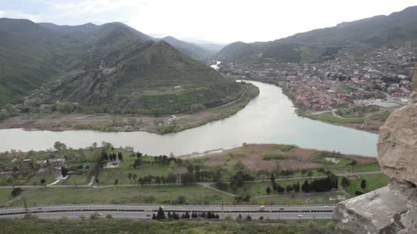 La vue depuis le monastère Jvari sur le confluent des rivières Kura et Aragvi, Mtskheta. Sur le chemin pour déplacer la voiture — Video