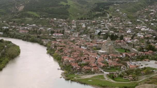 Vue sur la ville de Mtskheta et le temple Svetitskhoveli, avec le monastère Jvari — Video