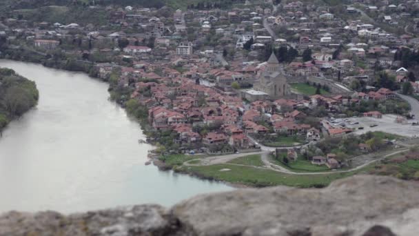 Pohled na město Mtskheta a do chrámu Svetitskhoveli, od zdi nedaleko kláštera Jvari — Stock video