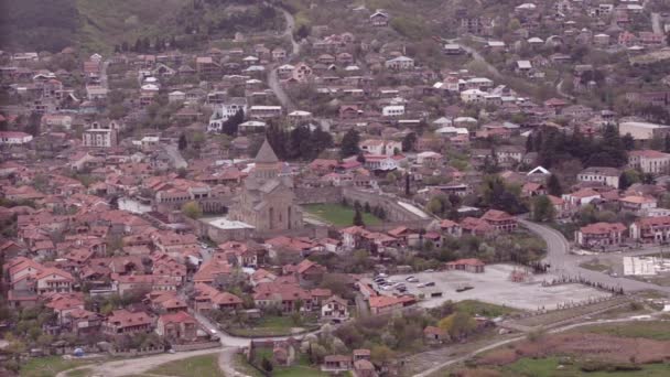 Staden av Mtscheta, Svetitskhoveli tempel. Allmänna uppfattningen från klostret Jvari — Stockvideo