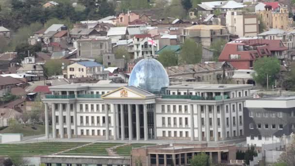 Residência do Presidente georgiano em Avlabari, Tbilisi. Acima da cúpula de vidro acenando bandeira da Geórgia . — Vídeo de Stock