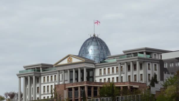 Президентская резиденция в Тбилиси. Над стеклянным куполом размахивает флагом Грузии — стоковое видео
