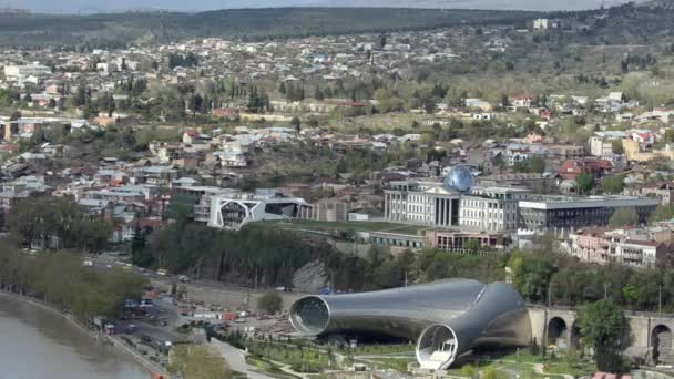 Utsikt över Tbilisi och musik teater och drama, presidentens residens. Förflyttning av bilar på väg — Stockvideo