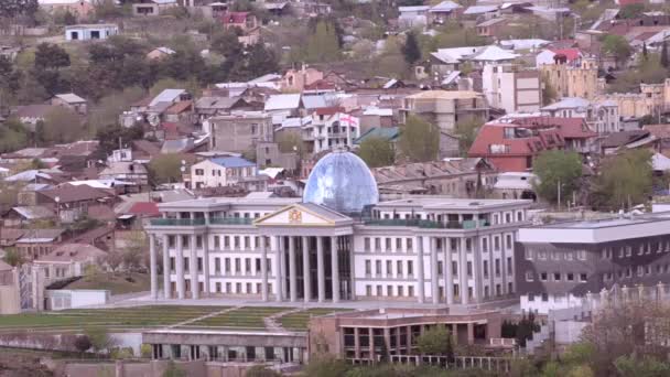 Residencia Avlabar en Tiflis. Sobre la cúpula de vidrio ondeando la bandera de Georgia . — Vídeo de stock