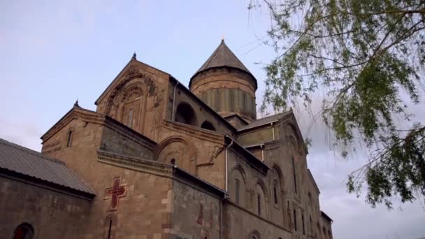 Catedral de Svetitskhoveli, Mtskheta City al final de la tarde. Vista lateral — Vídeos de Stock