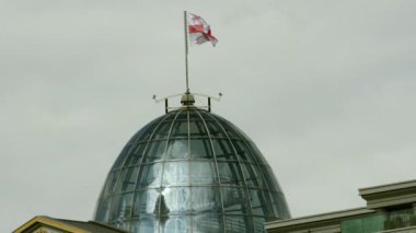 Tiflis başkanlık konutu cam kubbe içinde çırpınan Gürcü bayrağı