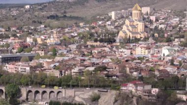 Tbilisi Bahar, makineler ve Katedrali, kutsal Trinity Katedrali, Tiflis ile köprü görünümünü. Nisan 2016