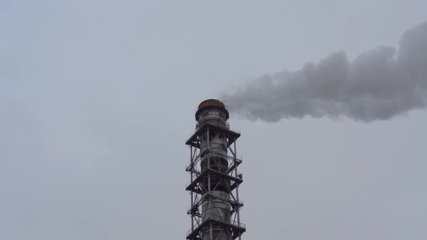 Заводской дымоход против вечернего неба, крупным планом. Украина — стоковое видео