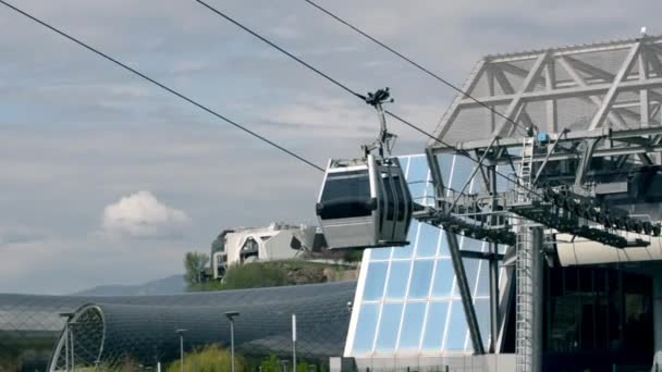 Glaskabinen-Seilbahnfahrten in der Seilbahn-Lobby, Tiflis. Seitenansicht — Stockvideo